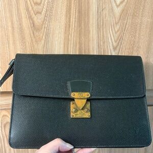 Auth Louis Vuitton Taiga leather Green Clutch bag